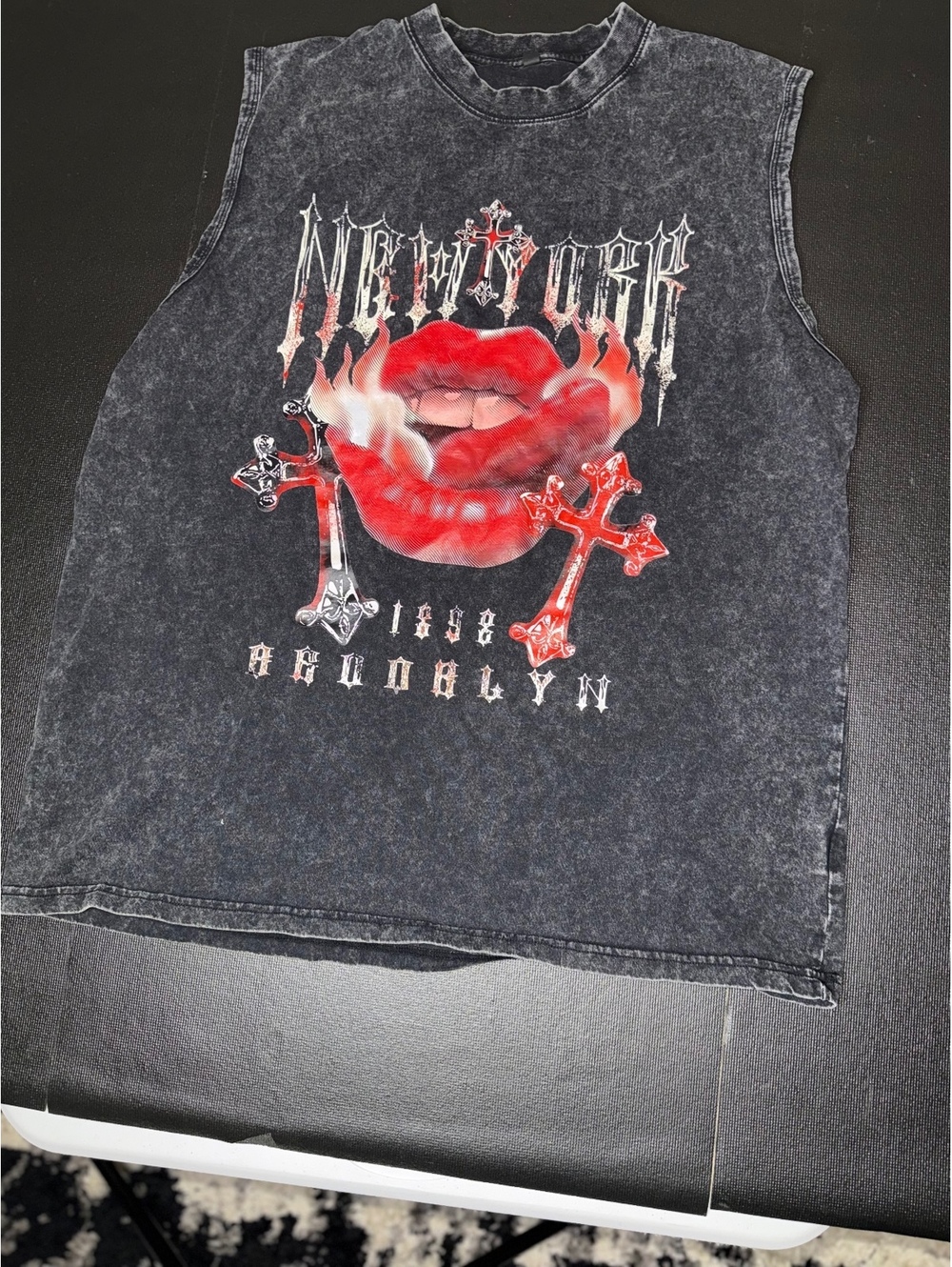 Vintage Style Sleeveless Graphic Tee with Red Lips and Cross